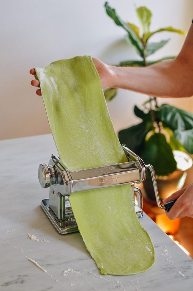 Rolling spinach pasta dough through pasta roller, bmeteor.aiodimecu.cf