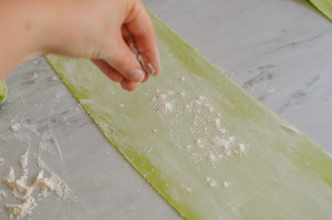 Flouring sheets of noodle dough, bmeteor.aiodimecu.cf
