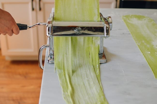 Cutting spinach noodles with pasta cutter, bmeteor.aiodimecu.cf
