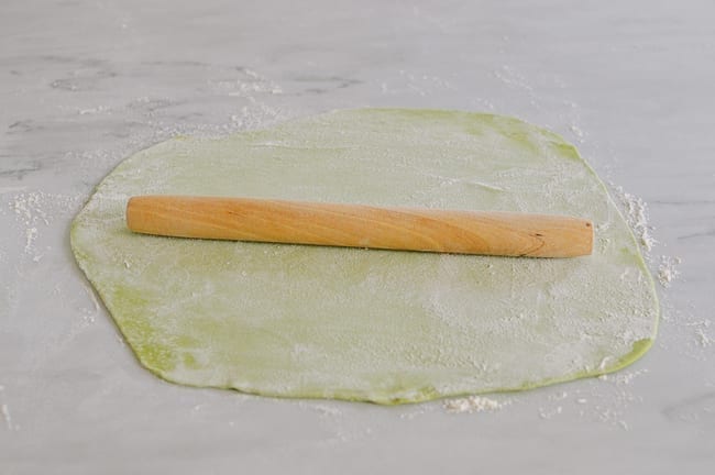 Rolling noodle dough with rolling pin, bmeteor.aiodimecu.cf