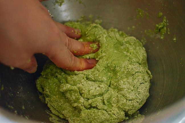 Pushing spinach noodle dough together with hands, bmeteor.aiodimecu.cf