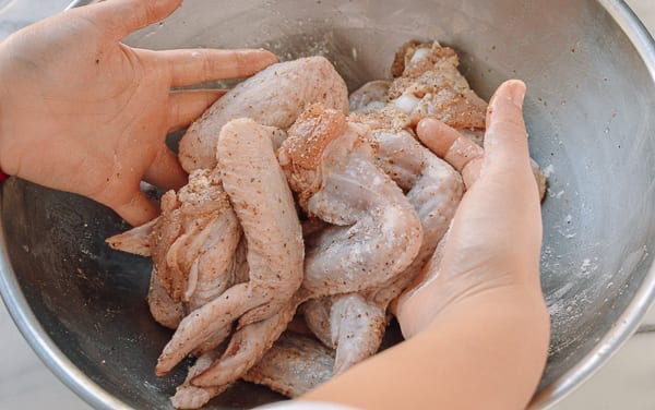 Tossing chicken wings with dry spices, bmeteor.aiodimecu.cf