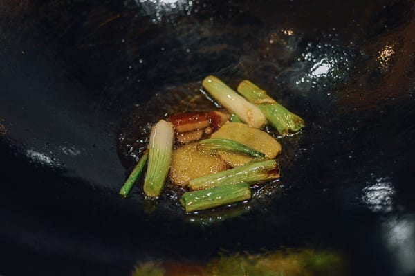 Ginger, scallions, and rock sugar cooking in wok with oil, bmeteor.aiodimecu.cf