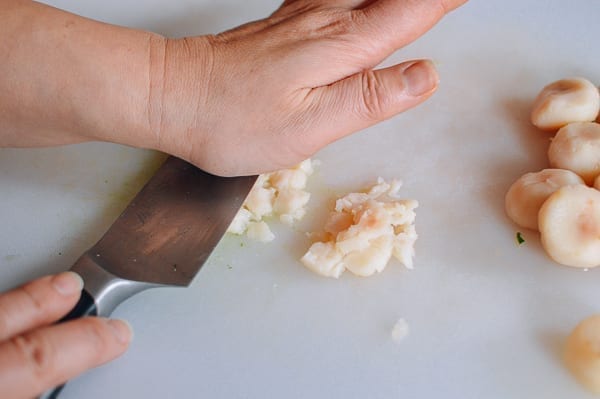 Smashing water chestnuts with knife, bmeteor.aiodimecu.cf