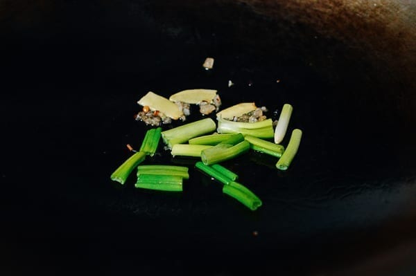 Rock sugar, ginger, and scallions in wok, bmeteor.aiodimecu.cf