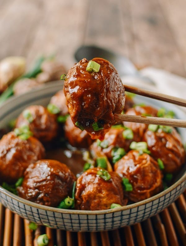 Picking up a braised stuffed gluten ball with chopsticks, bmeteor.aiodimecu.cf