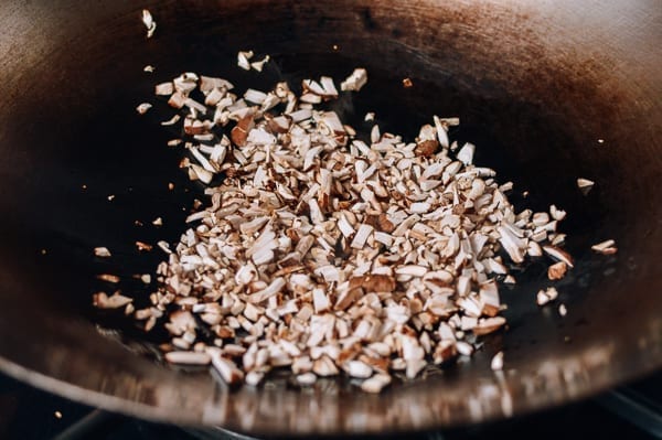 Cooking chopped mushrooms in wok, bmeteor.aiodimecu.cf