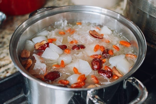 Adding dried dates, goji berries, and sugar, bmeteor.aiodimecu.cf