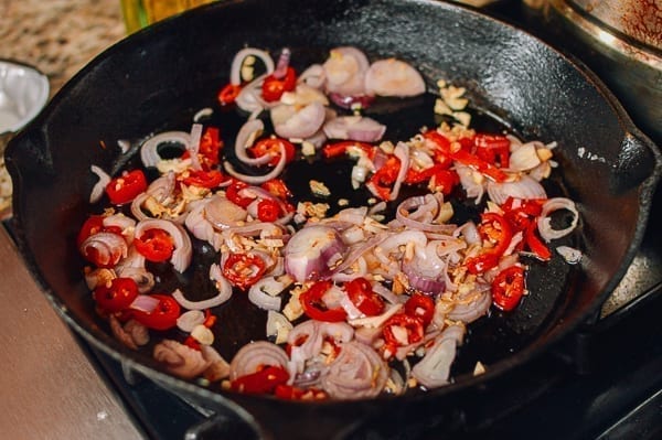 Cooking garlic, shallots, and chilies, bmeteor.aiodimecu.cf