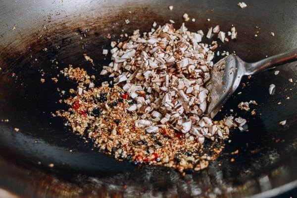 Adding chopped mushrooms to wok, bmeteor.aiodimecu.cf