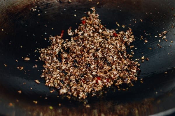 Caramelizing chopped mushrooms in wok, bmeteor.aiodimecu.cf