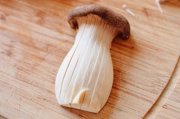 Scoring king oyster mushroom lengthwise, bmeteor.aiodimecu.cf