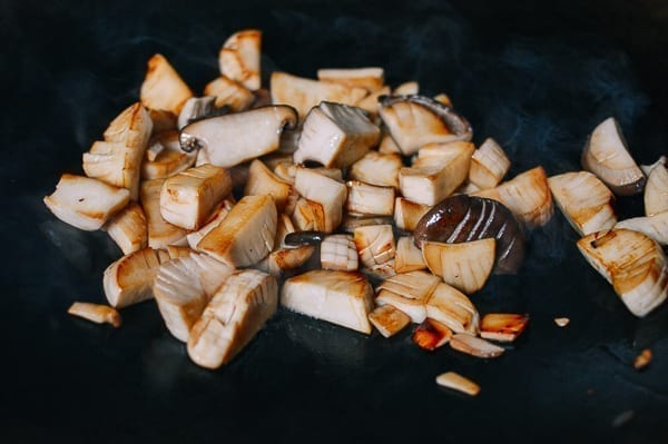 Stir-frying king oyster mushroom pieces, bmeteor.aiodimecu.cf
