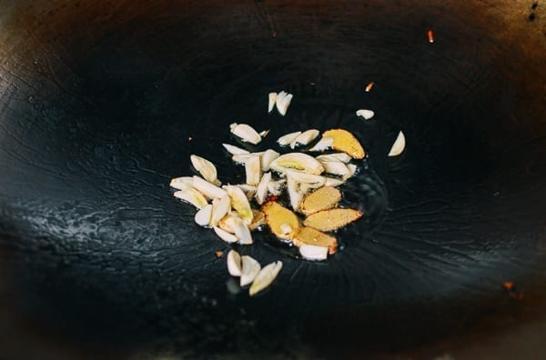 Frying sliced ginger and garlic in oil, bmeteor.aiodimecu.cf