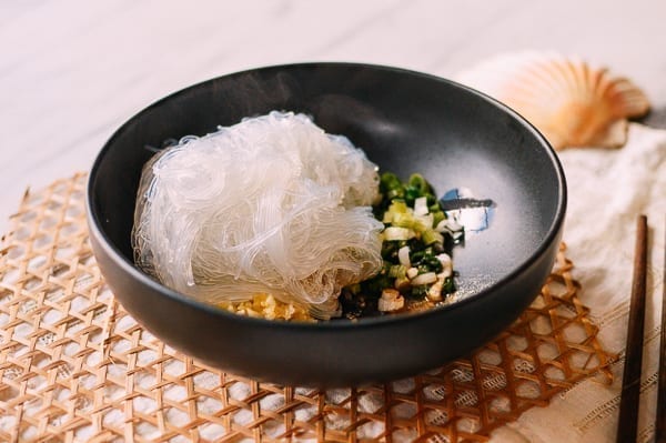 Adding cooked glass noodles to serving dish, bmeteor.aiodimecu.cf