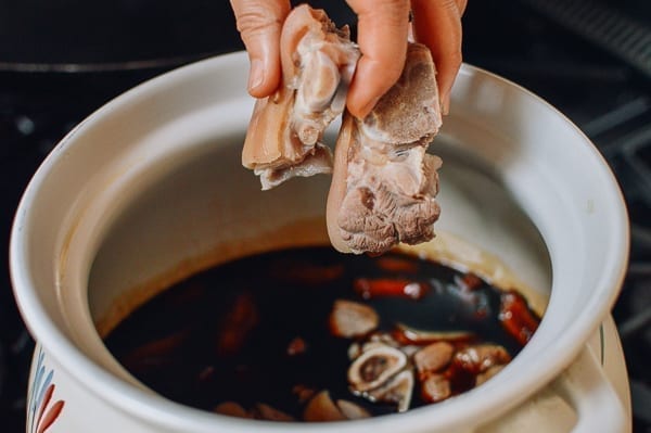 Adding pork trotters to vinegar and ginger, bmeteor.aiodimecu.cf