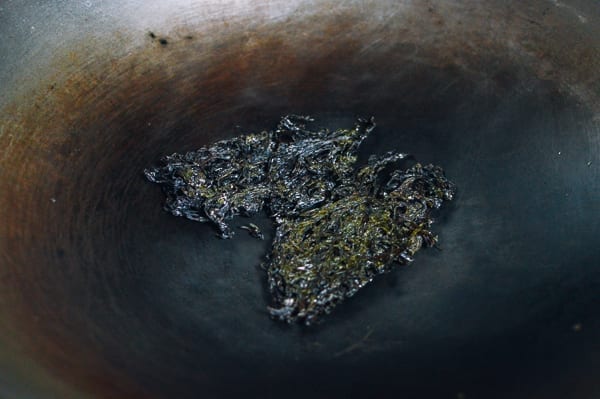 Toasting dried seaweed in wok, bmeteor.aiodimecu.cf