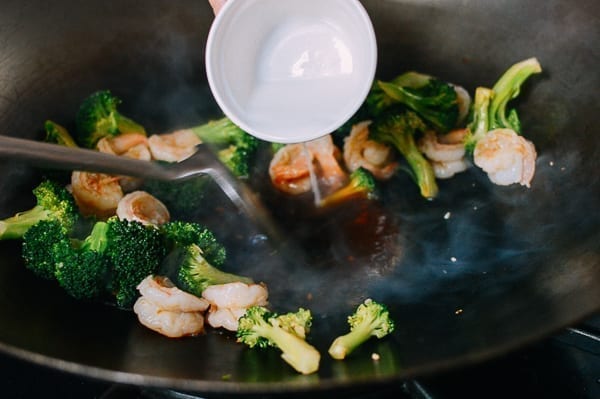 Pouring cornstarch into wok, bmeteor.aiodimecu.cf