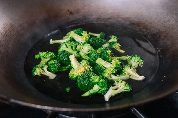 Blanching broccoli in wok, bmeteor.aiodimecu.cf