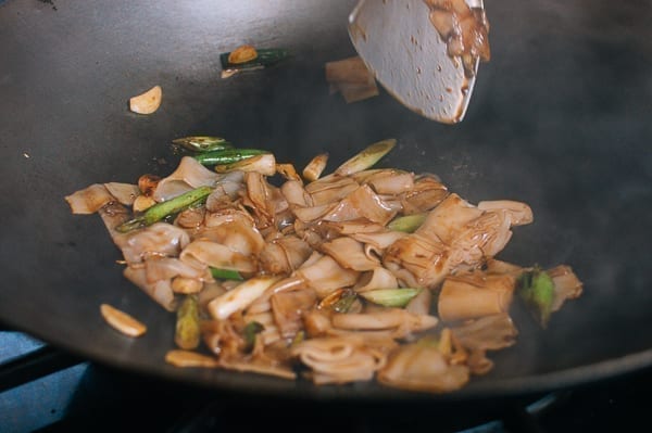 Stir-frying noodles in soy sauce mixture, bmeteor.aiodimecu.cf