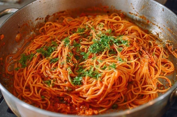 Garnishing tuna tomato pasta with fresh herbs, bmeteor.aiodimecu.cf