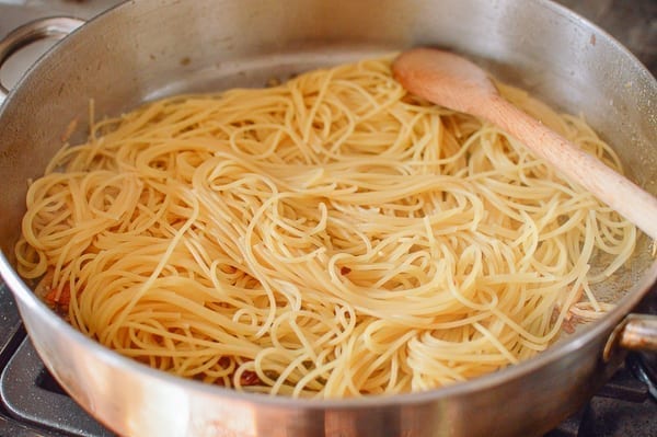Adding cooked spaghetti to pan, bmeteor.aiodimecu.cf