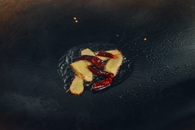 Ginger and dried chilies in wok, bmeteor.aiodimecu.cf