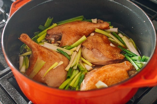 Duck legs in pot with aromatics and braising liquid, bmeteor.aiodimecu.cf