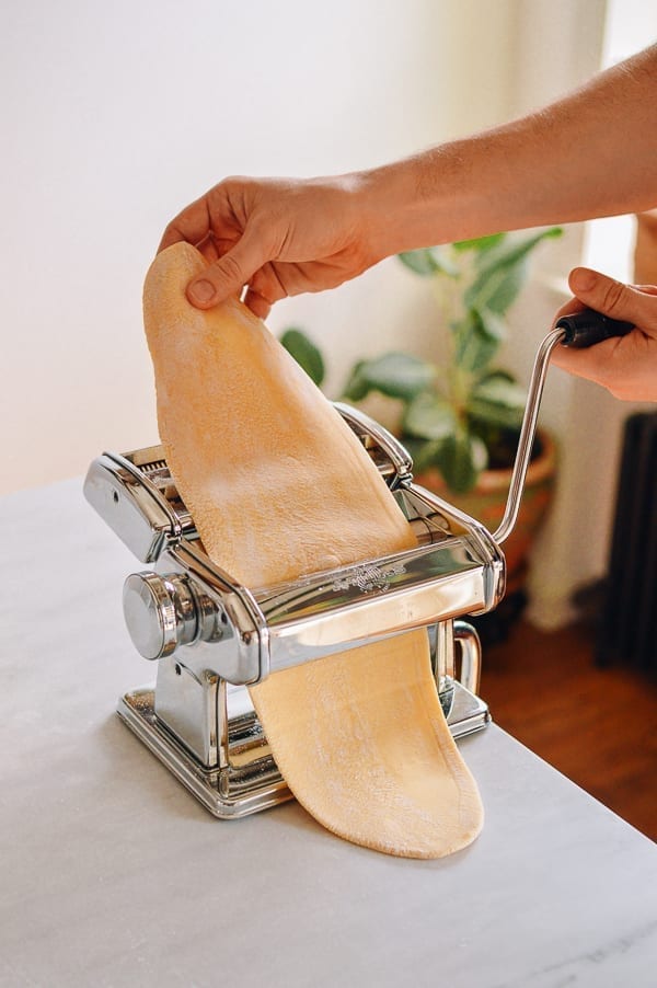 Rolling dough through pasta roller, bmeteor.aiodimecu.cf
