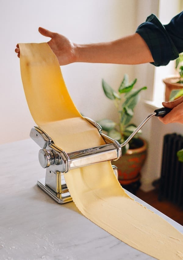 Rolling dough through thin setting of pasta roller, bmeteor.aiodimecu.cf