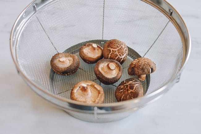 Mushrooms placed in mesh colander to dry, bmeteor.aiodimecu.cf