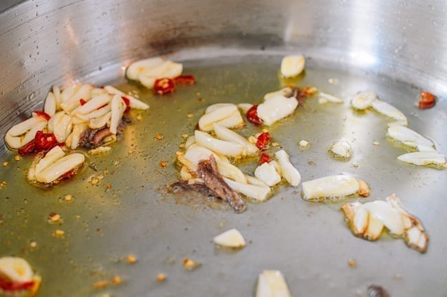 garlic, chili, and anchovy cooking in oil, bmeteor.aiodimecu.cf