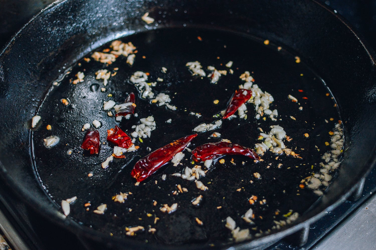 Cooking garlic and chilies, bmeteor.aiodimecu.cf
