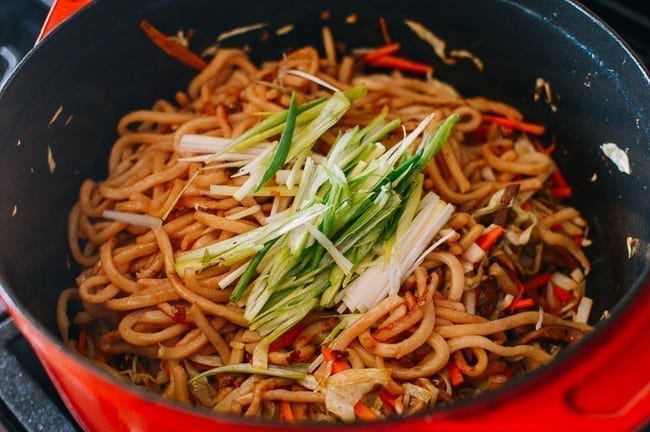 Adding noodles and scallions pack to pot, bmeteor.aiodimecu.cf