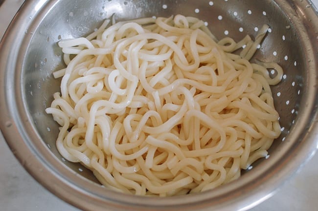 Drained udon noodles in colander, bmeteor.aiodimecu.cf