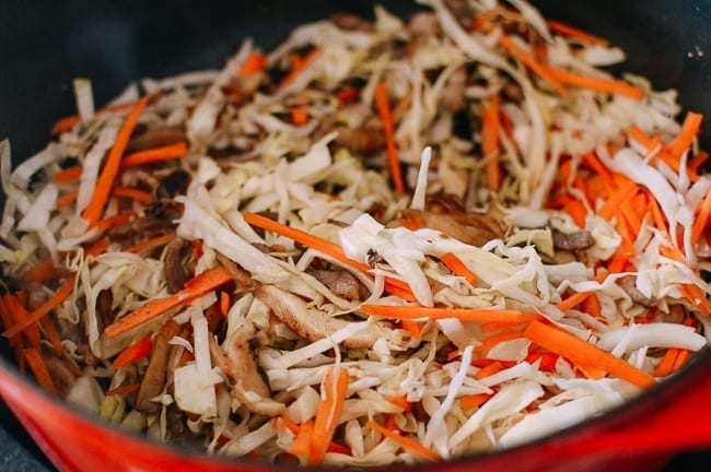 Adding vegetables to yaki udon mixture, bmeteor.aiodimecu.cf