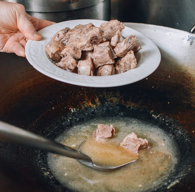 Removing boiled pork ribs to plate, bmeteor.aiodimecu.cf