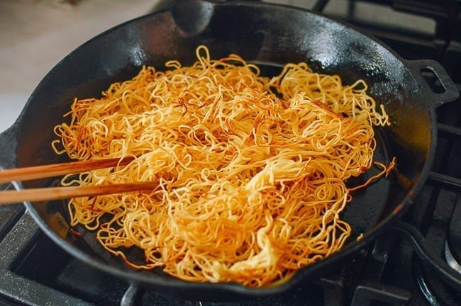 Breaking up fried noodles with chopsticks, bmeteor.aiodimecu.cf