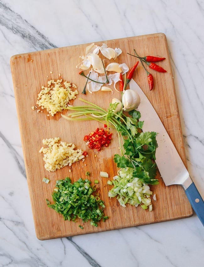 Chopping aromatics on cutting board, bmeteor.aiodimecu.cf