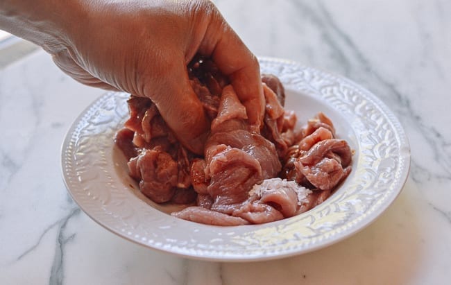 Massaging marinade ingredients into pork, bmeteor.aiodimecu.cf