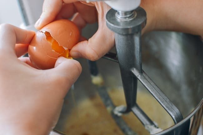 Adding eggs to creamed butter, sugar, and oil, bmeteor.aiodimecu.cf