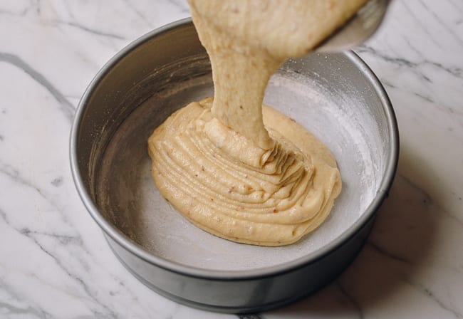Pouring cake batter into greased and floured springform pan, bmeteor.aiodimecu.cf