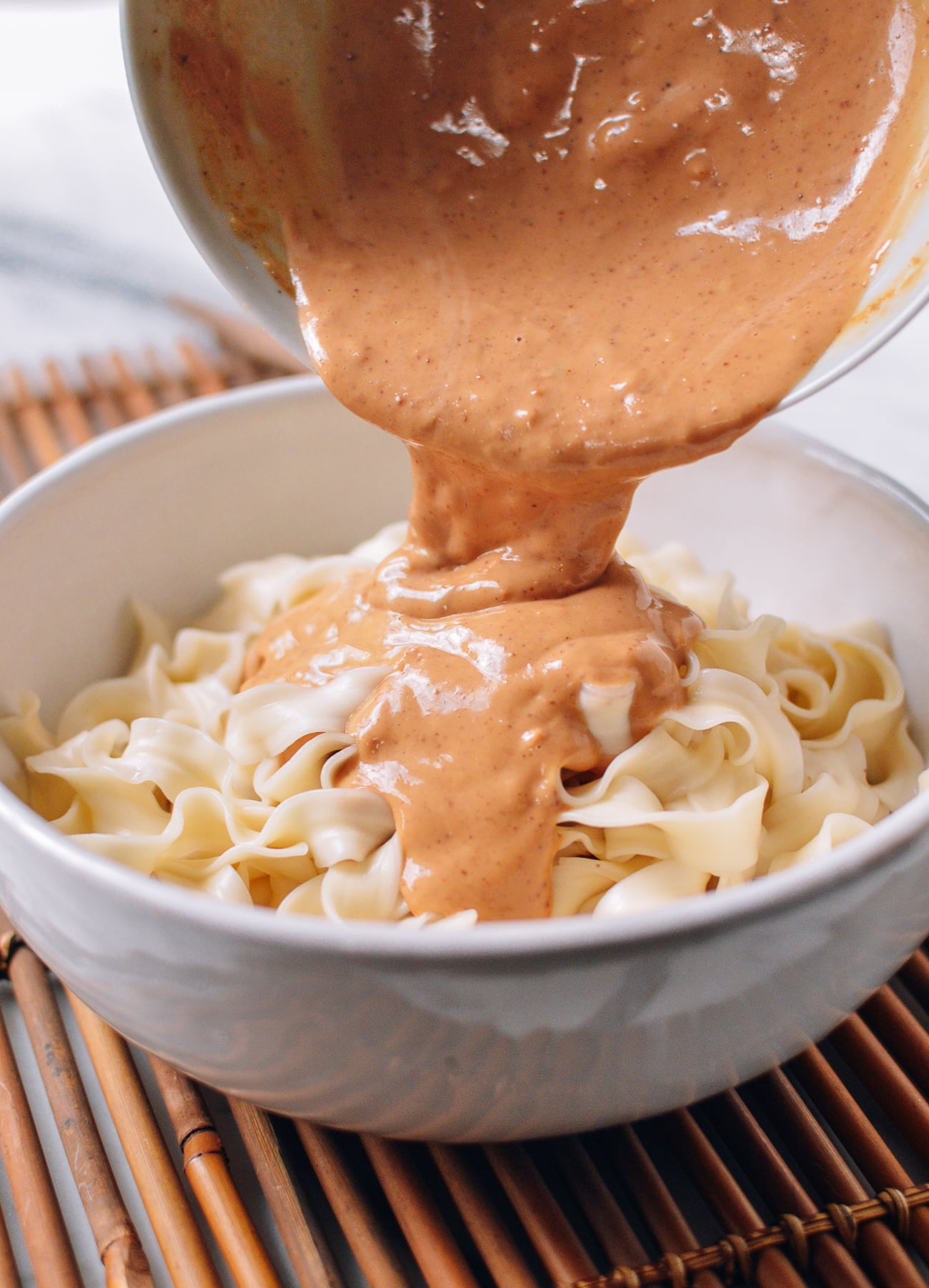 Pouring sauce over noodles, bmeteor.aiodimecu.cf