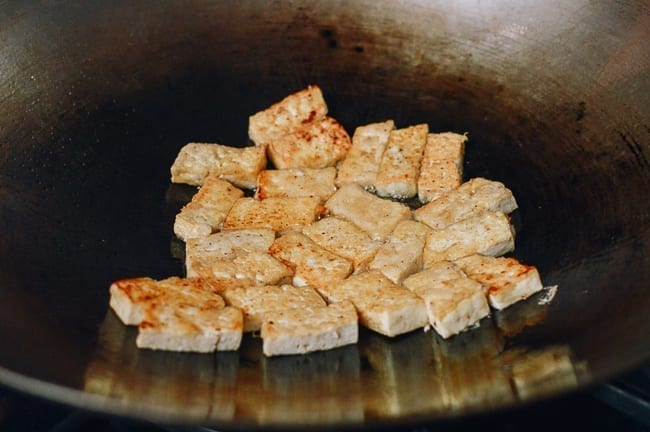 Pan-frying tofu in wok, bmeteor.aiodimecu.cf