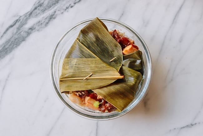 Covering sticky rice with bamboo leaves, bmeteor.aiodimecu.cf