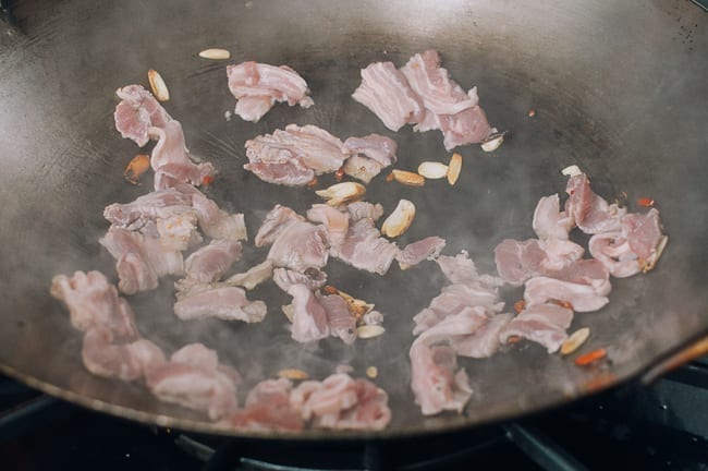 Garlic, Chilies, Pork Belly in wok, bmeteor.aiodimecu.cf