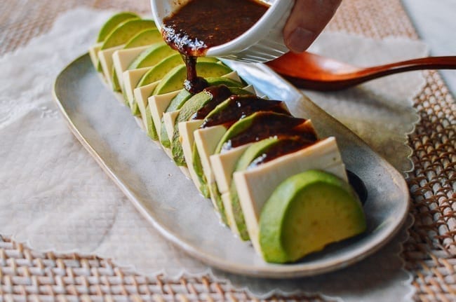Drizzling sauce over tofu and avocado, bmeteor.aiodimecu.cf
