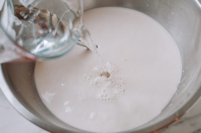 Mixing water into wheat starch to make liangpi batter, bmeteor.aiodimecu.cf