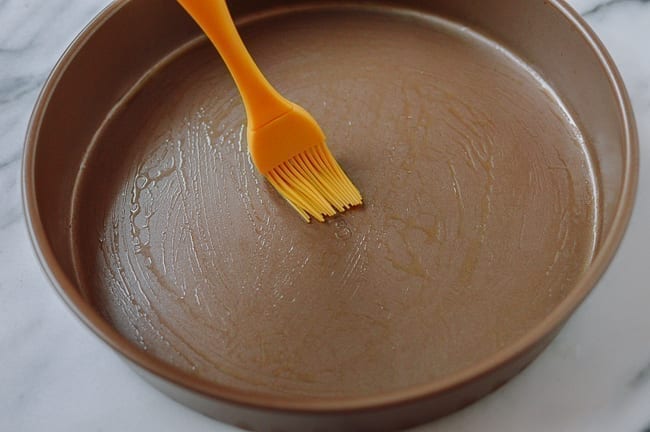 Brushing cake pan with oil, bmeteor.aiodimecu.cf