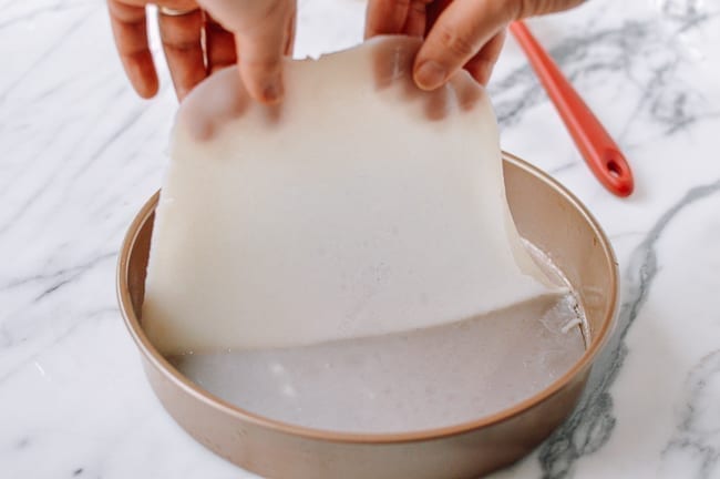 Removing cooked liangpi from pan, bmeteor.aiodimecu.cf